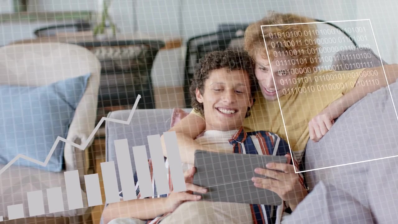 Hombre al frente tocando una tableta, dos hombres en un sofá compartiendo un dispositivo, activando superposiciones de gráficos de datos para finanzas