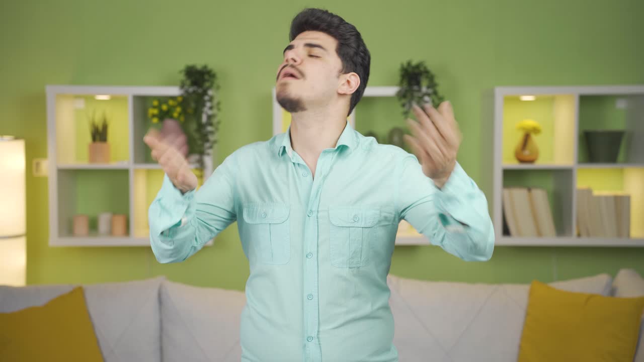 여름의 더위 속에서 집에서  ⁇ 을 흘리고 질식하는 사람.