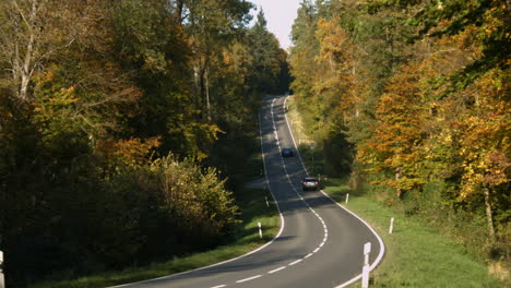 Vehículos-En-La-Carretera-En-Otoño