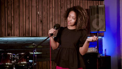 cantante en el estudio