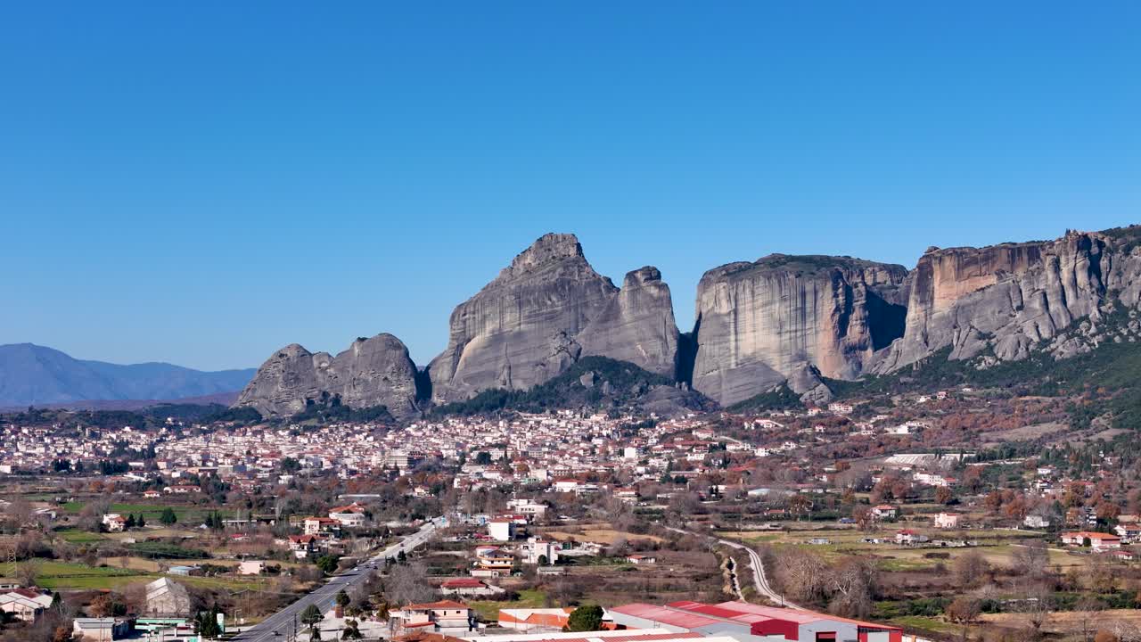 impresionante vista aérea de los santos monasterios de meteora en grecia