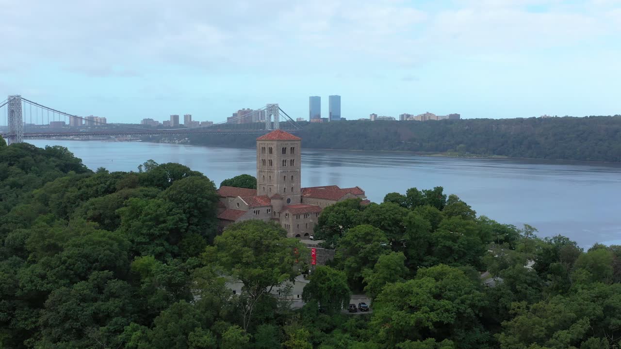 배경에 조지 워싱턴 다리가 있는 허드슨 강 유역에 있는 뉴욕 맨하탄 상부의 클로이스터 박물관 주변의 짧은 저고도 궤도