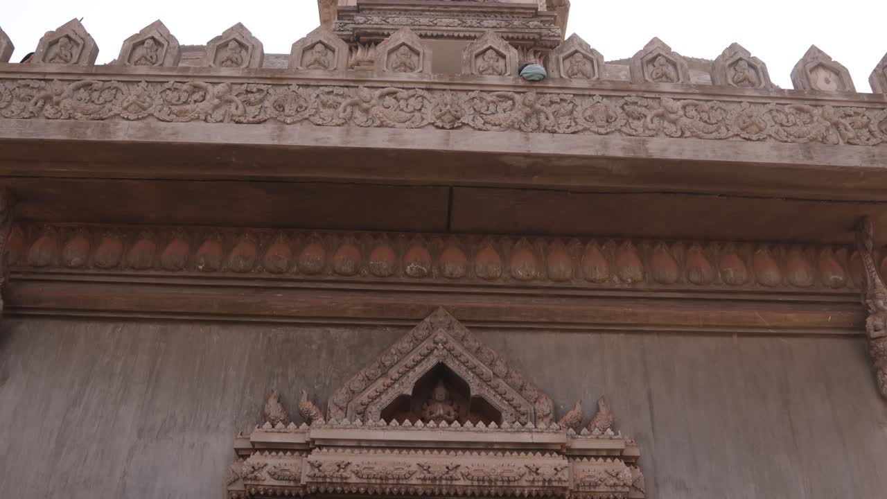 tallas detalladas en el monumento a la victoria de patuxai en el centro de vientiane, laos