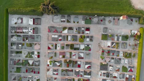 una toma de arriba hacia abajo de un cementerio organizado con luz solar