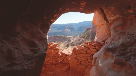 vista interior de la cueva en sedona que muestra ruinas antiguas apiladas en la entrada