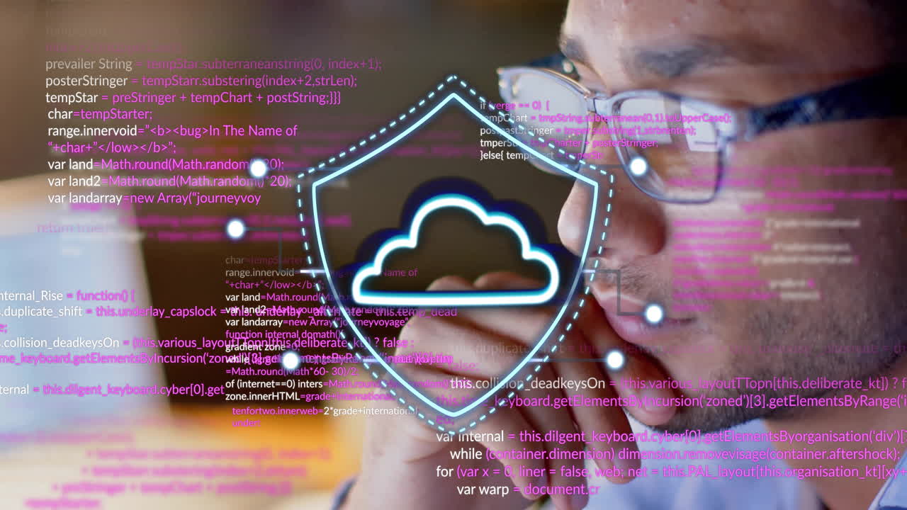 animación de escudo de seguridad en la nube sobre persona leyendo código en la pantalla de la computadora