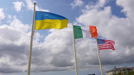 Statische-Aufnahme-Der-Wehenden-Flaggen-Der-Ukraine,-Irlands-Und-Der-Vereinigten-Staaten-Von-Amerika