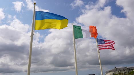 disparo estático de la bandera ucraniana, irlandesa y de los estados unidos de américa ondeando