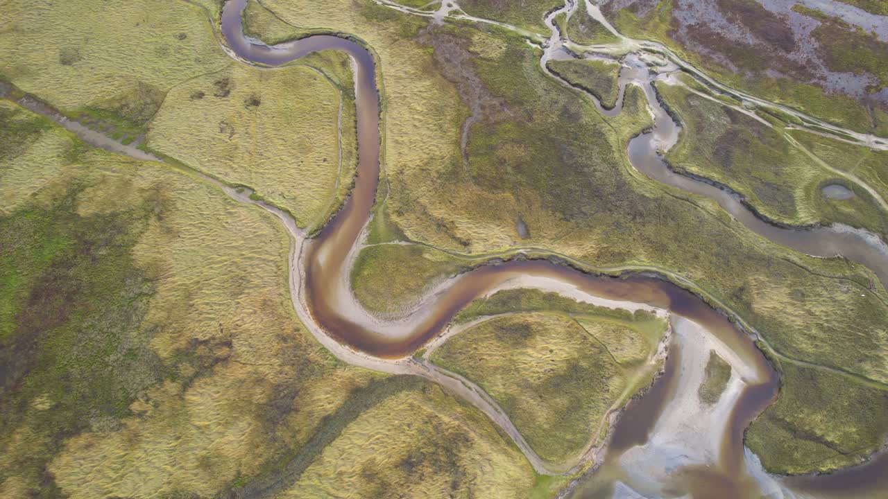 텍셀 와덴 섬 근처 자연 보호 구역의 소금 초원에 있는 늪지대 위를 공중 비행