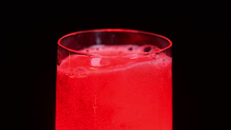 cubos de hielo cayendo en un jugo de luz roja-1