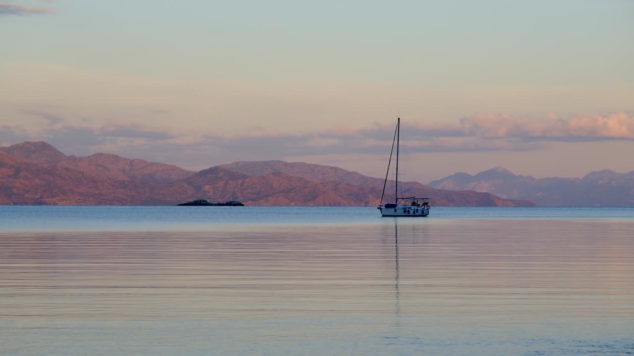 조용 한 물 에서 항해 하는 항해 보트