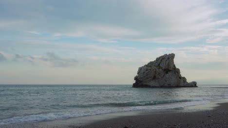 Beach-waves-during-blue-hours