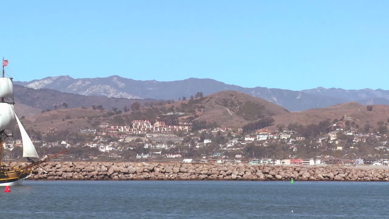 키가 큰 마스터 스쿠너가 벤추라 항구로 항해합니다.