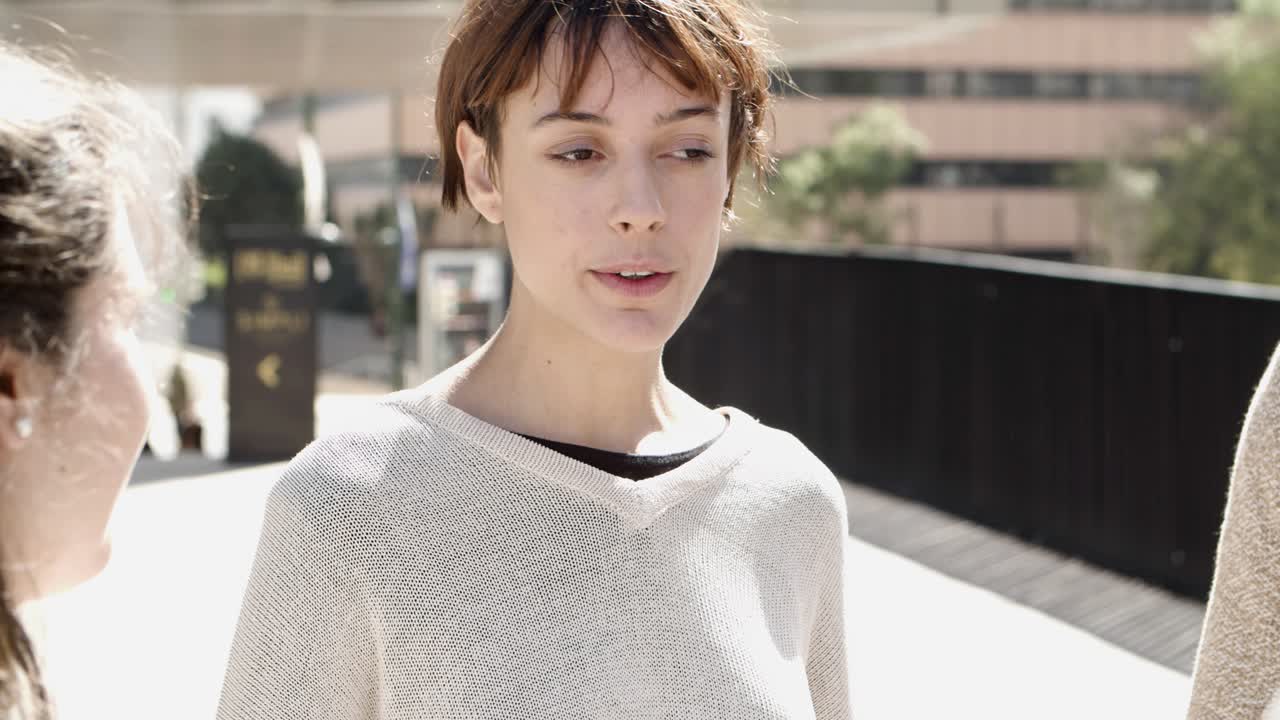 grupo de jóvenes escuchando mujer joven seria