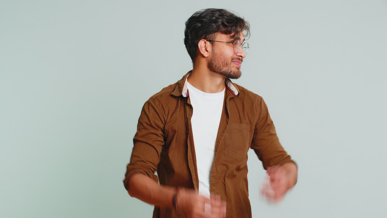 hombre indio cansado expresión aburrida agotado de la historia tediosa, no está interesado en la conversación de comunicación