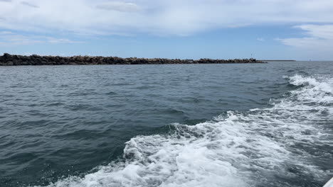 Rückspülung-Von-Einem-Segelmotorboot,-Das-Durch-Bunbury,-Westaustralien,-Fährt