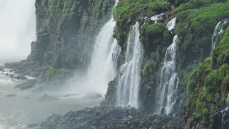 Cascada-De-Las-Cataratas-Del-Iguazú-En-Brasil,-Espectacular-Cascada-En-Un-Paisaje-Verde-De-Selva-Tropical,-Cascadas-Que-Se-Estrellan-Y-Salpican-Sobre-Grandes-Rocas-En-Las-Cataratas-Del-Iguazú,-América-Del-Sur