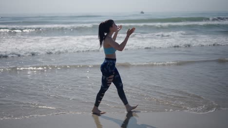 mujer caminando en la playa