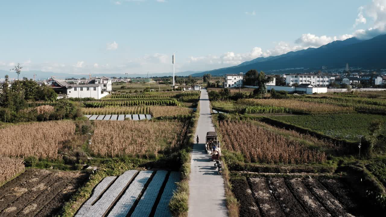 외딴 중국 마을에서 시골 농장 도로를 따라 자전거를 타는 자전거 타는 사람, 조감도