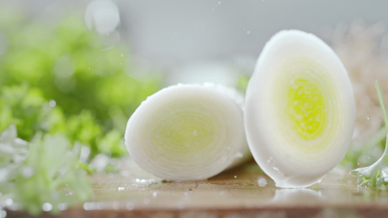 목재 물 인 절단 보드, 거시 및 느린 동작에 날카로운 칼로 을 절단하는 셰프