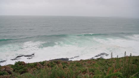 Rough-waves-breaking-on-the-shore.-Galicia,-Spain