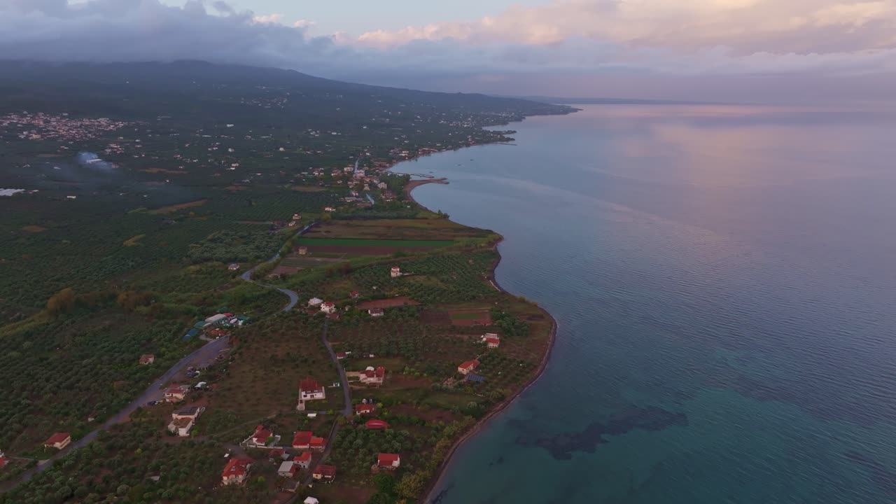 La bellezza di Nea Koroni al tramonto ionico