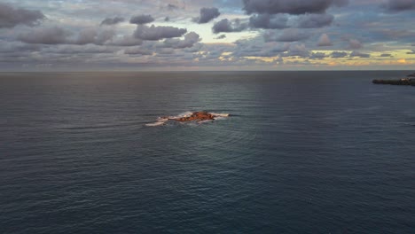 Vista-Lejana-De-La-Isla-Del-Pastel-De-Bodas-Cerca-De-La-Playa-De-Coogee-En-Australia