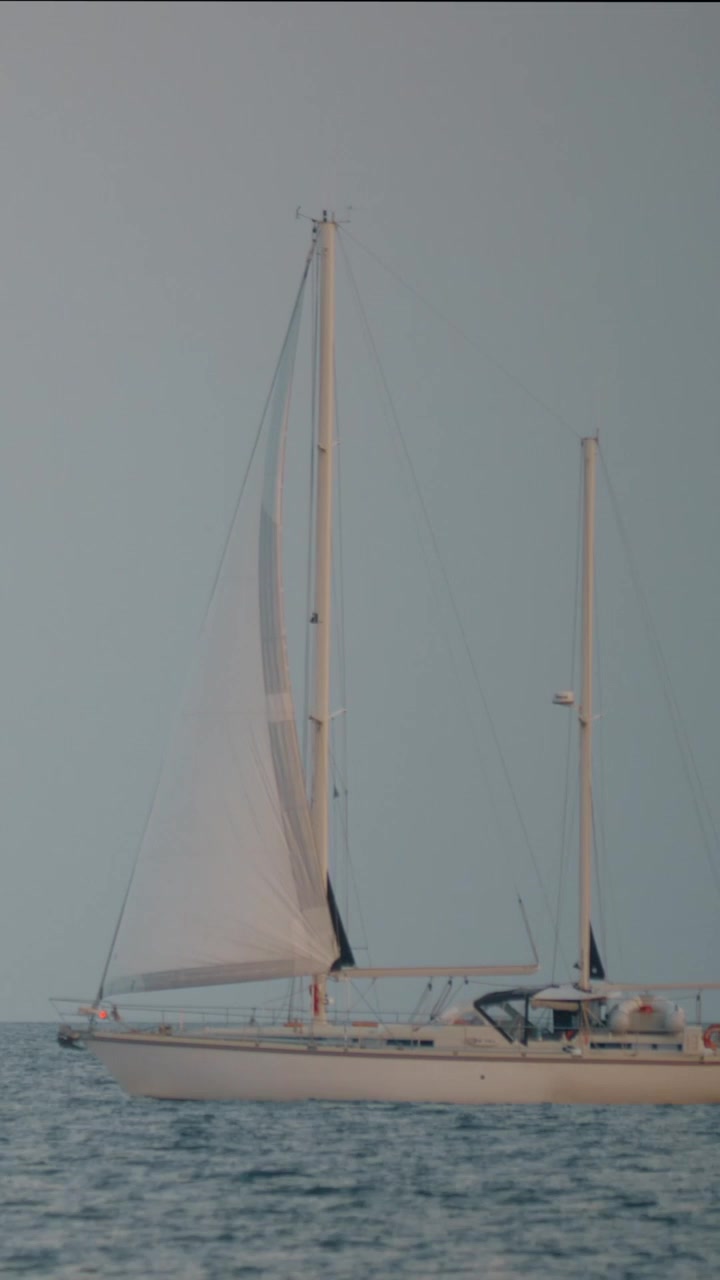 Yacht bianco che naviga nel mare blu contro il cielo