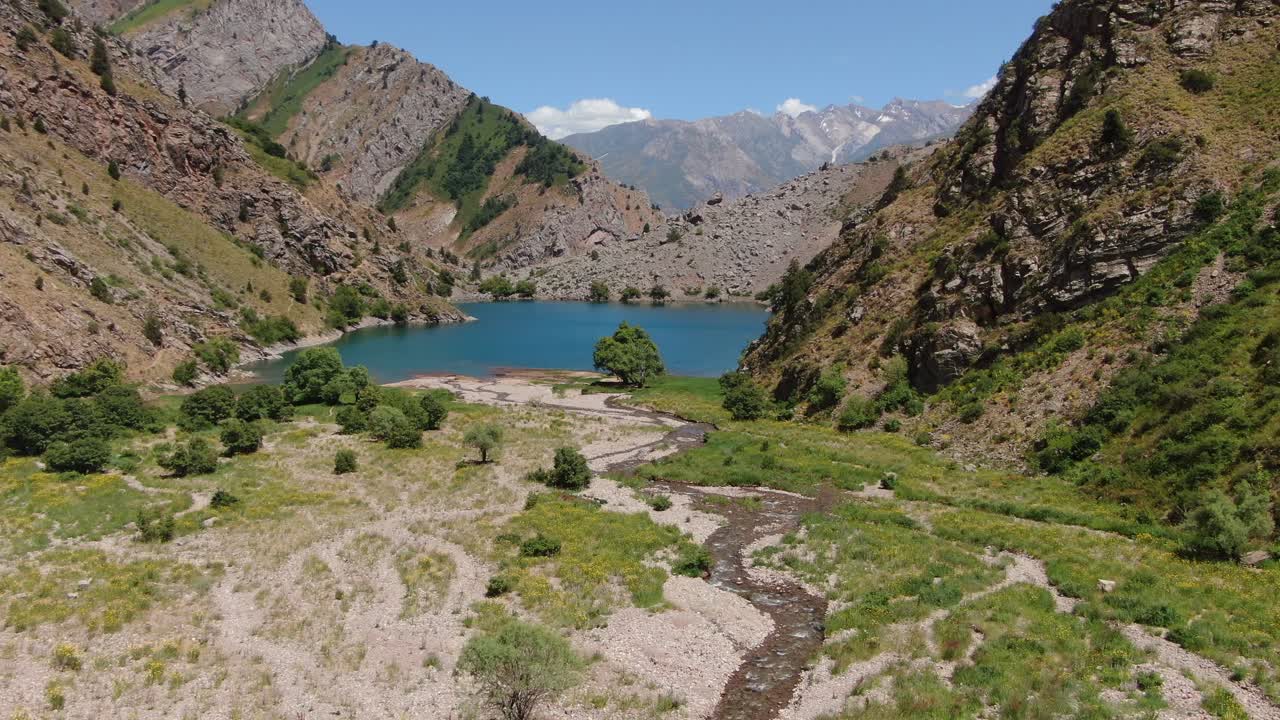 volando hacia el brumoso lago urungach del parque nacional ugam-chatkal en la región de tashkent, uzbekistán