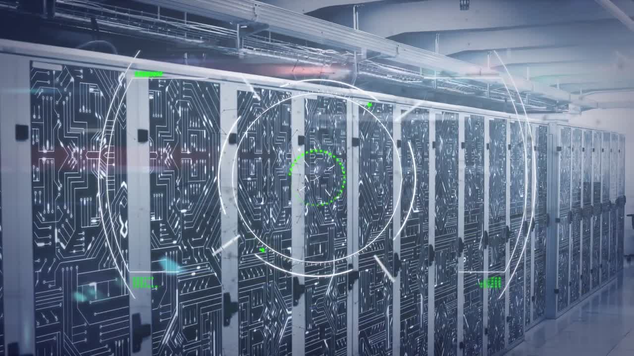 animación de escaneo de círculos sobre patrones de placas de circuitos electrónicos en racks de centros de datos.