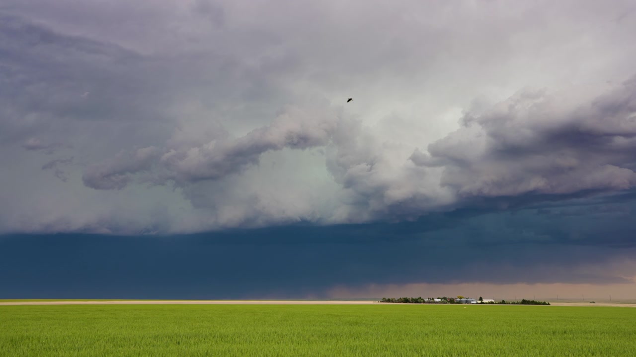 Svajende marker under farverig stormfuld himmel efter kraftigt regnfald