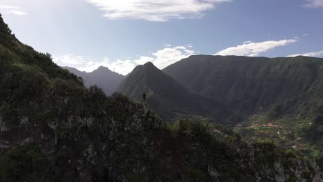 Kreisender-Drohnenclip-Eines-Mannes,-Der-Am-Rand-Steht,-Umgeben-Von-Wunderschöner-Natur-Auf-Madeira