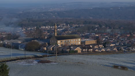 Establecimiento-De-Una-Toma-Aérea-Con-Drones-De-La-Aldea-De-Calverley-En-Leeds-En-Una-Mañana-Helada-En-West-Yorkshire,-Reino-Unido