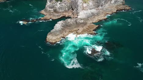 Water-crashing-against-rocks-along-the-coast-line-of-New-Zealand