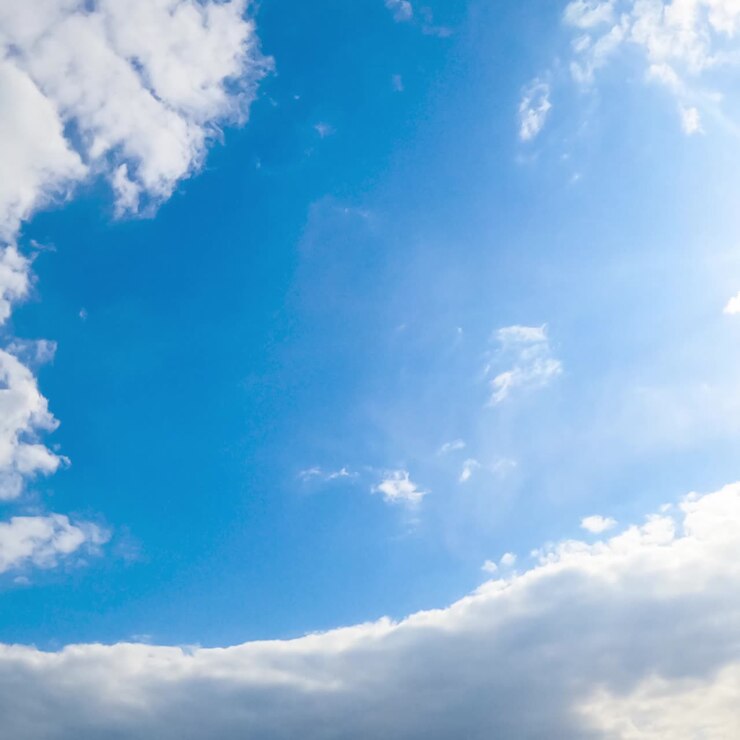 Sole splendente nel cielo estivo blu. Una grande nuvola grigia si avvicina per nascondere il sole. Vista dal basso. Timelapse