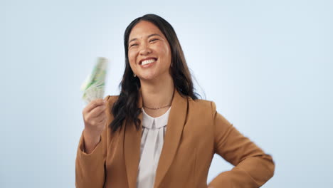 Mujer-Ganadora,-Fanática-Del-Efectivo-Y-Estudio-Con-Una-Sonrisa