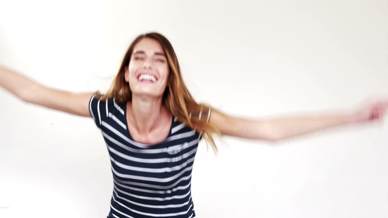 bruneta feliz jugando con su cabello