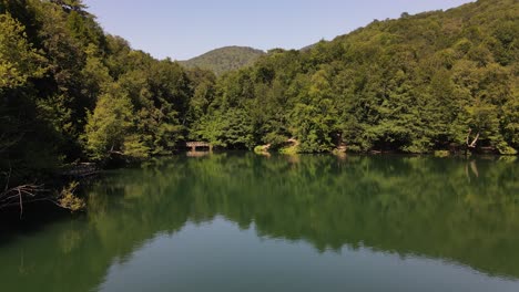 Lago-Que-Refleja-Un-Paisaje-Verde