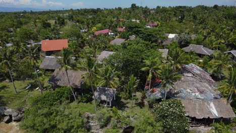 Drone-Aéreo-Sobre-La-Isla-De-Cebú,-Filipinas,-Pueblo-De-Carreteras-Con-Casas-De-Tejas-Rojas,-Selva-Tropical-Del-Sudeste-Asiático-Que-Establece-El-Panorama-Del-Vecindario.