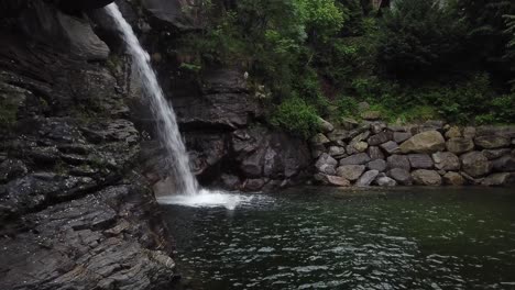 Cascada-Privada-En-El-Campo-Remoto-De-Alemania