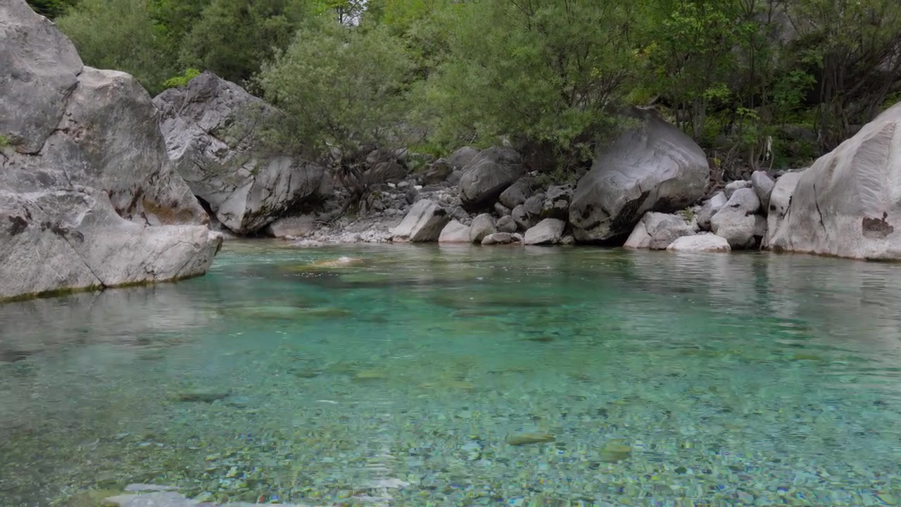 Parco nazionale della Valle di Valbona, acqua cristallina del fiume tra rocce calcaree e massi, Albania