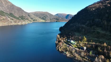 la elevación aérea revela el sorfjorden en hana, trengereid en otoño noruega