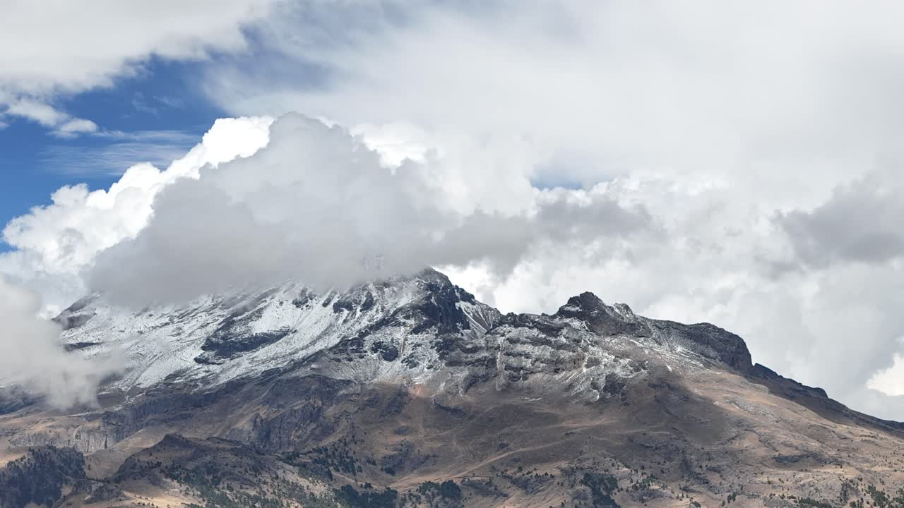 Hyperlapse at Iztaccíhuatl with clouds