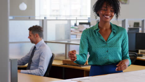 Una-Joven-Empresaria-Negra-Sonriente-En-La-Oficina-Camina-Hacia-La-Cámara