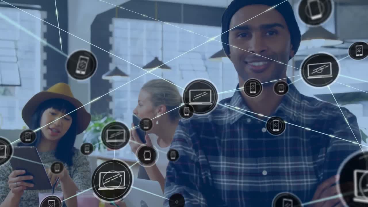 animación de una red de iconos digitales contra el retrato de un hombre biracial sonriendo en la oficina