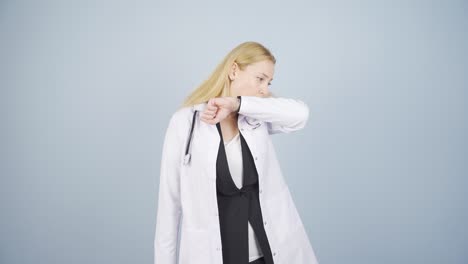 el médico muestra la tos correcta.