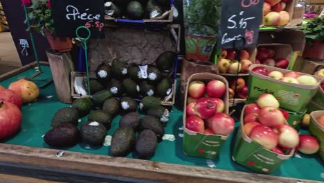 un paseo vibrante por un concurrido mercado de agricultores.