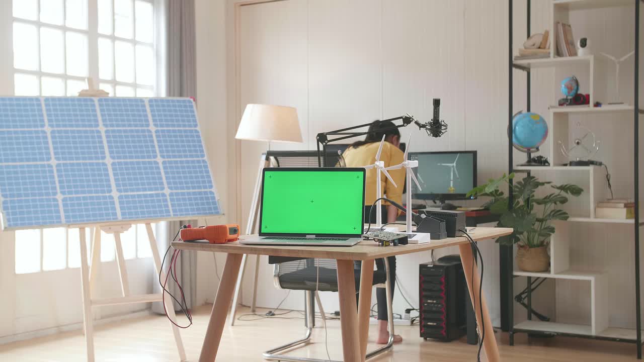 태양광 패널과 노트북으로 집에서 줄기 프로젝트를 하는 학생