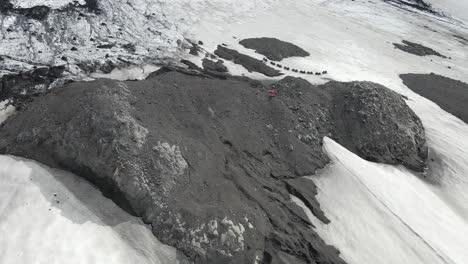 Una-Visión-Aérea-Captura-A-Los-Motonieves-Deteniéndose-En-La-Cima-Del-Monte