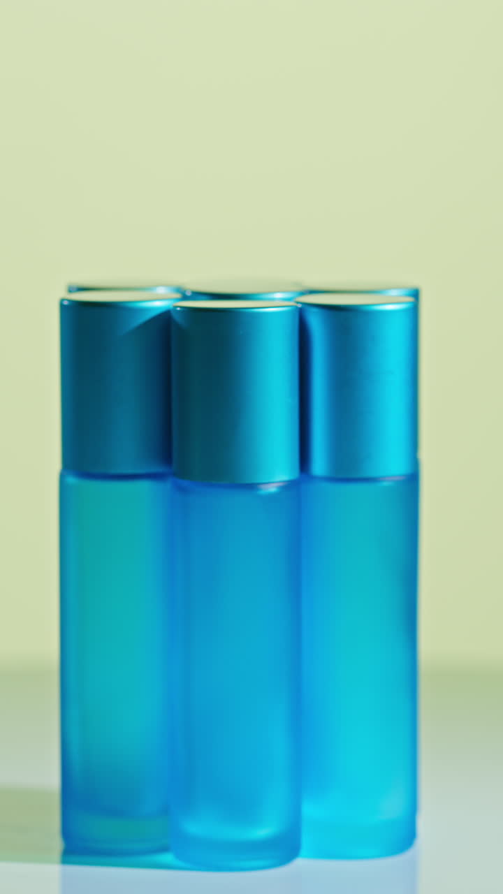 grupo de botellas de perfume de color azul